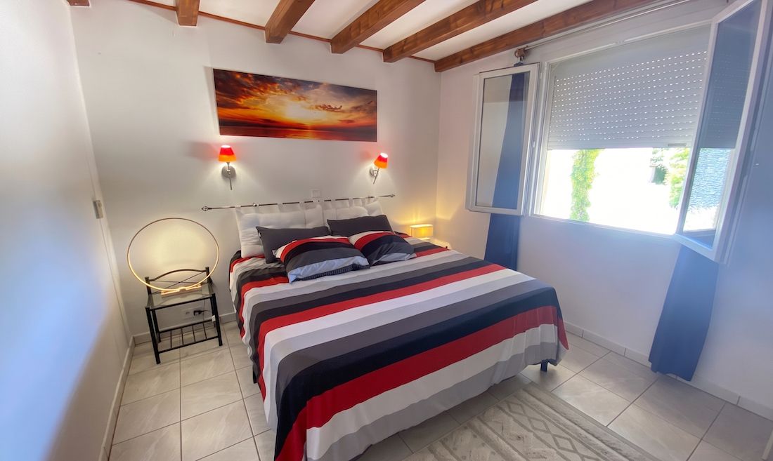 Chambre double avec poutres apparentes et lit 160×200 – Villa Jeff, Provence