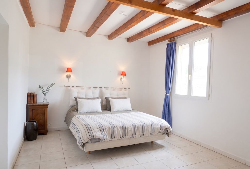 Chambre principale avec poutres apparentes et lit 160×200 – Gîte Sérignan-du-Comtat