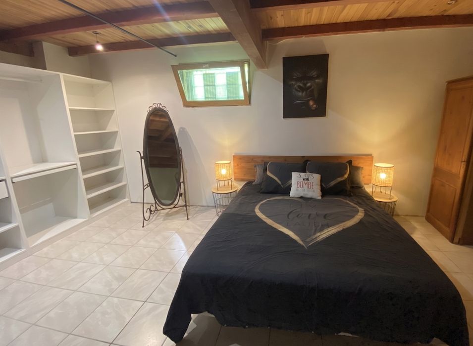 Suite parentale – poutres apparentes et lit double, Villa Jeff
