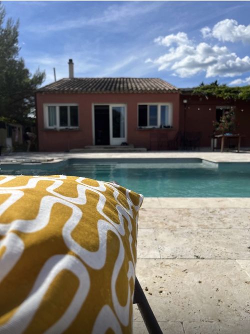 Façade de Villa Jeff illuminée en soirée, terrasse et piscine – Sérignan-du-Comtat