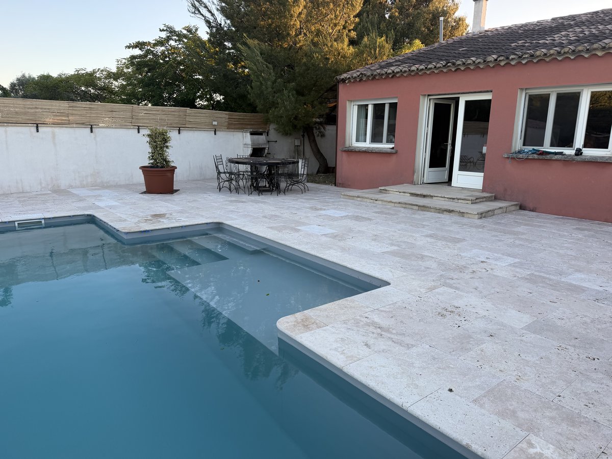 Façade de la villa provençale avec piscine et terrasse travertin – Villa Jeff