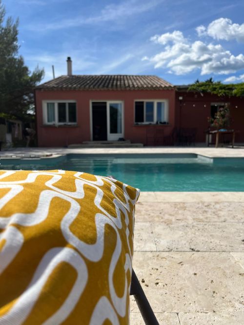 Villa Jeff – façade provençale vue depuis la piscine, Sérignan-du-Comtat