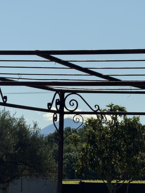Pergola en fer forgé avec vue sur le Mont Ventoux depuis Villa Jeff, Sérignan-du-Comtat