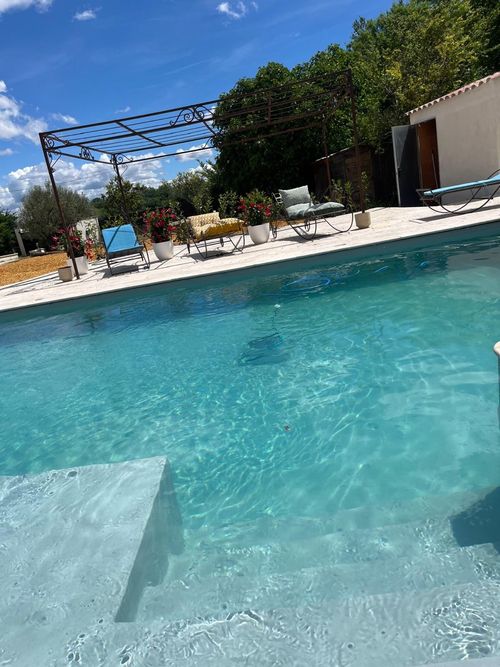 Piscine au sel avec bains de soleil en fer forgé sur plage travertin – Villa Jeff