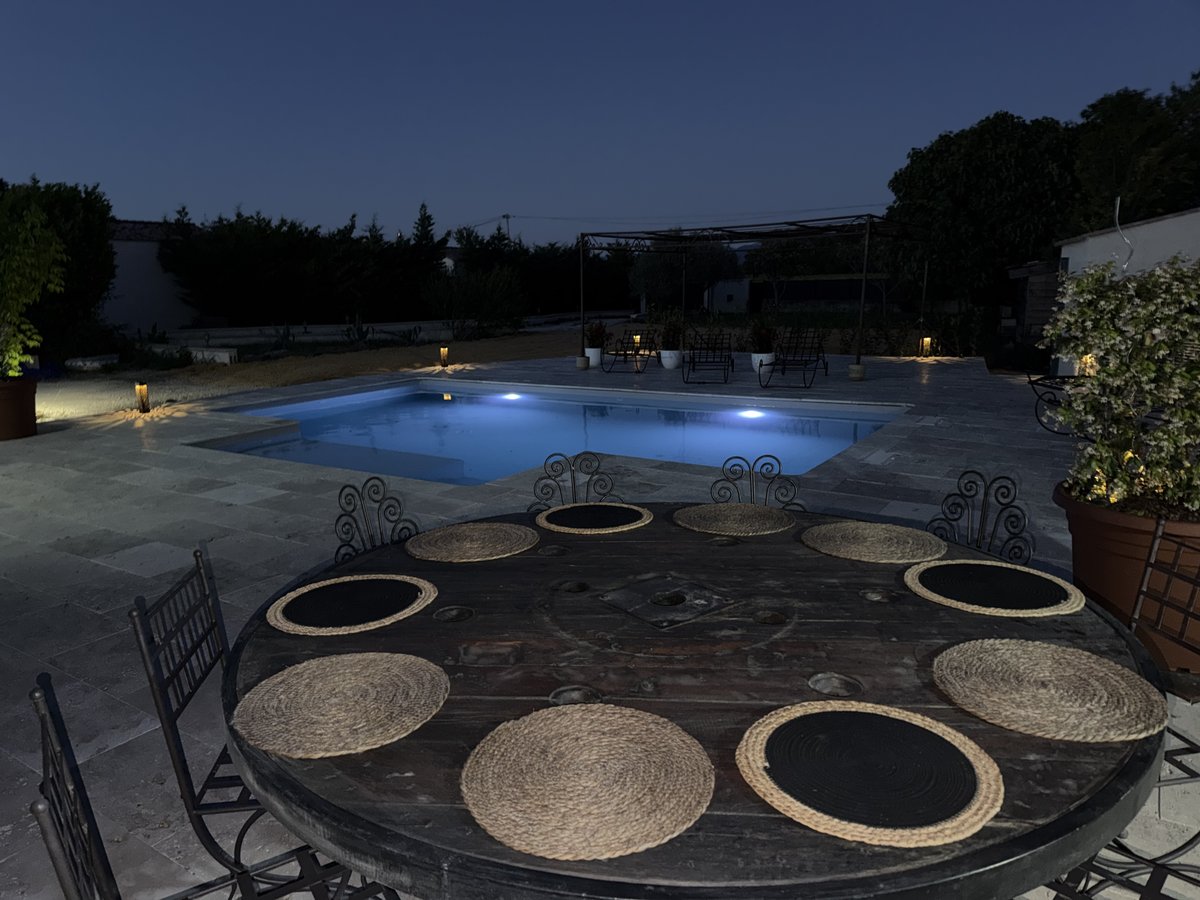 Piscine éclairée LED la nuit avec table en terrasse – Villa Jeff, Sérignan-du-Comtat