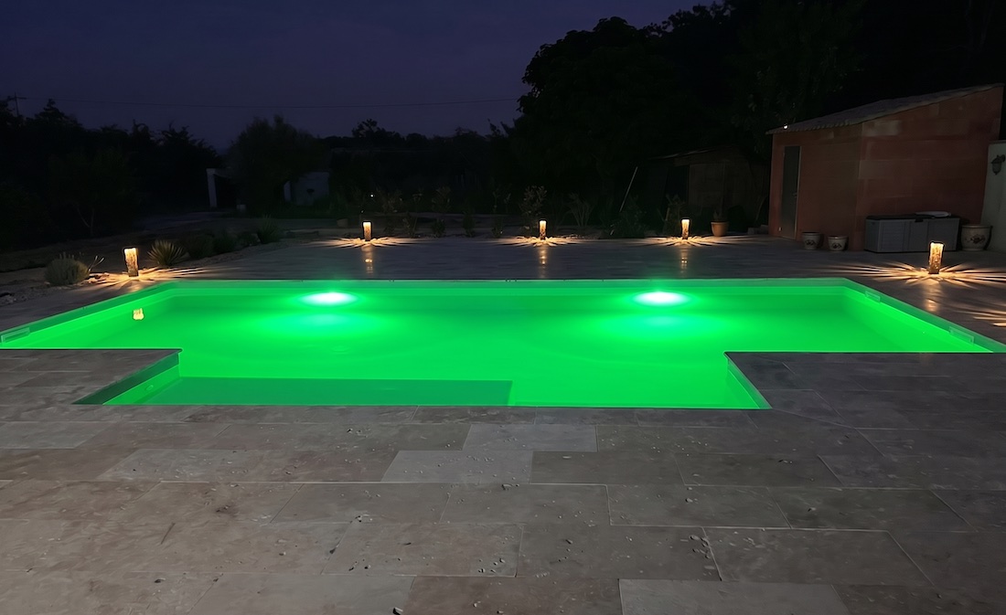 Piscine éclairée LED vert la nuit
