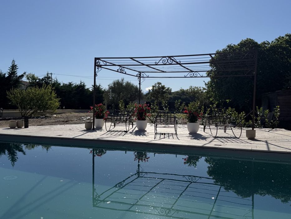 Piscine pergola géraniums au soleil