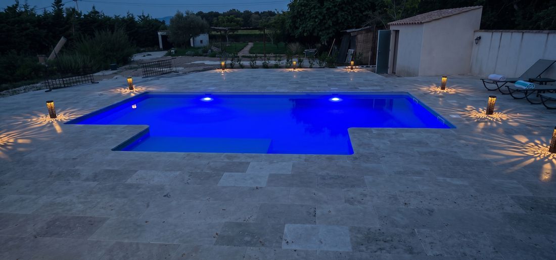 Piscine au sel illuminée en bleu la nuit – Villa Jeff, Sérignan-du-Comtat
