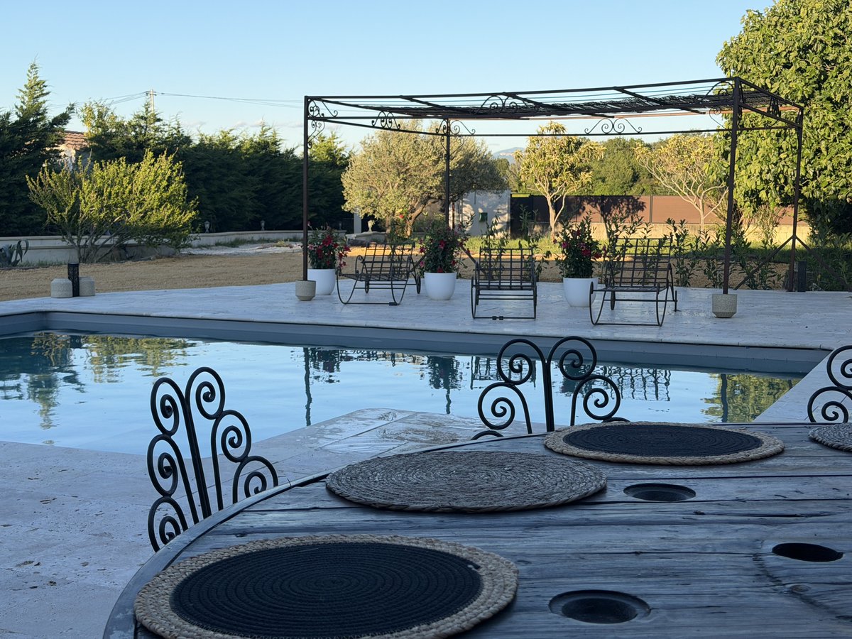 Piscine avec table de repas et pergola en fer forgé – Villa Jeff, Sérignan-du-Comtat
