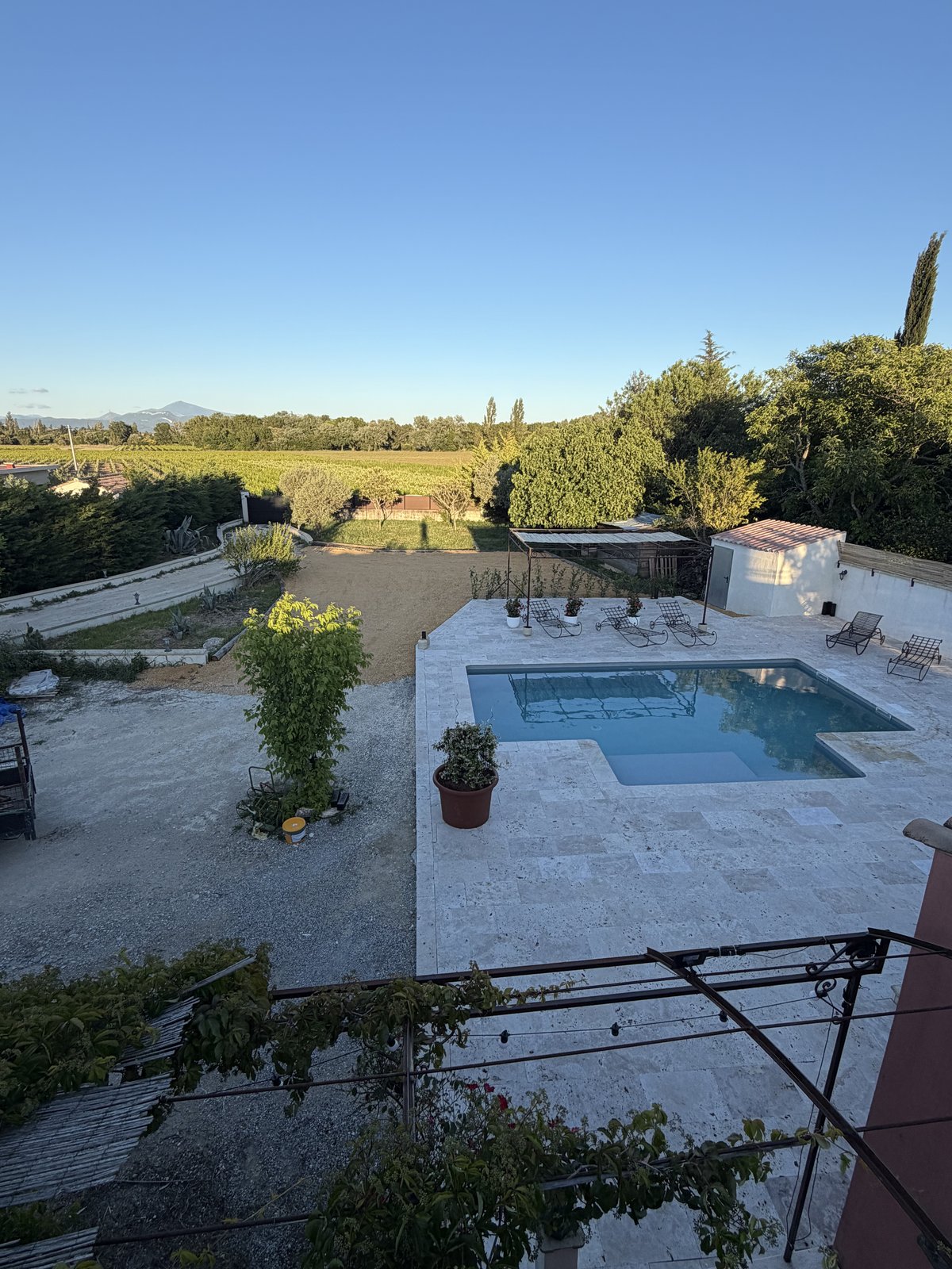 Vue du dessus de la piscine et jardin provençal – Villa Jeff