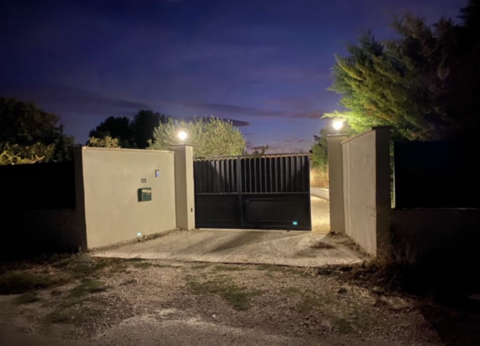 Portail électrique éclairé en soirée – Entrée Villa Jeff, Sérignan-du-Comtat