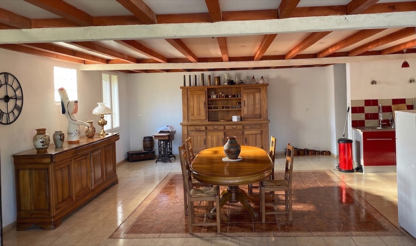 Salle à manger provençale avec buffet en bois et poutres – Villa Jeff