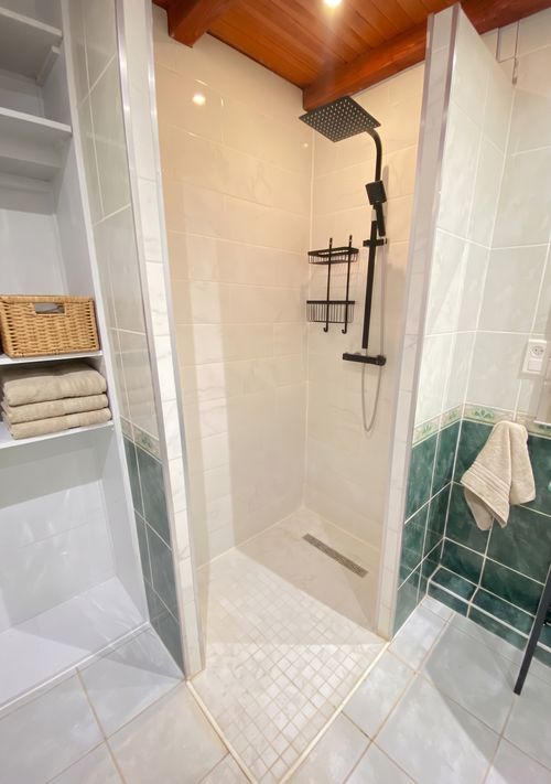 Salle d'eau douche italienne à pluie – Villa Jeff