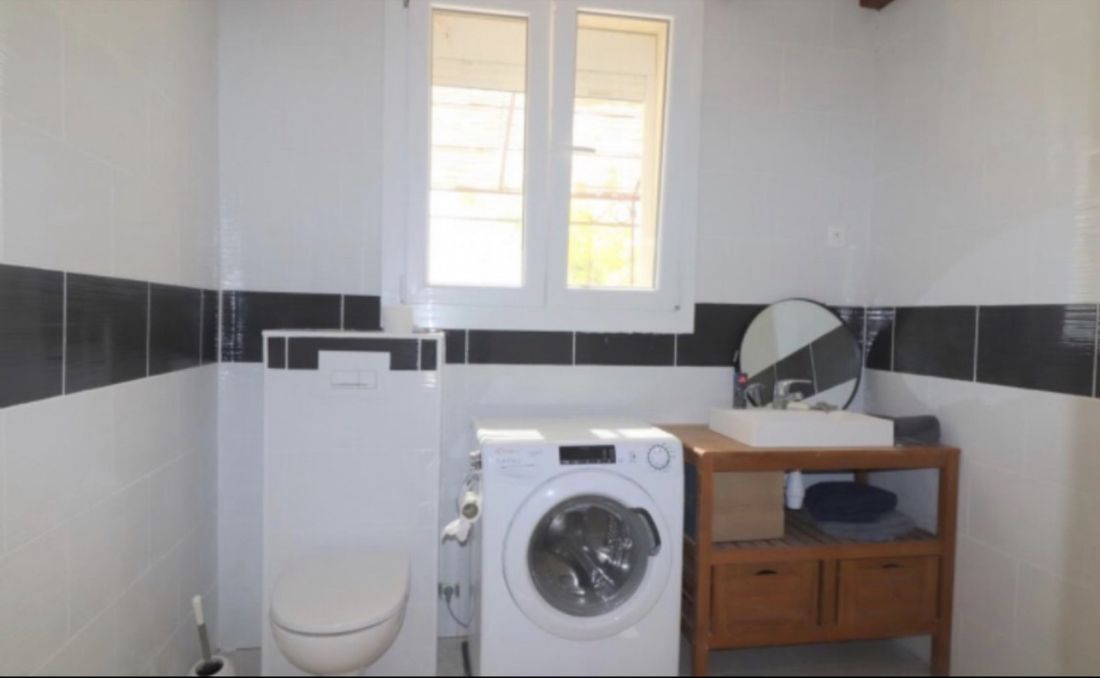Salle d'eau avec WC et lave-linge – Villa Jeff