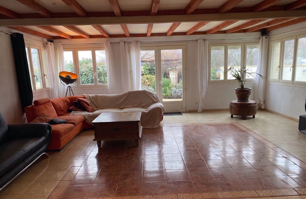 Grand salon provençal avec poutres apparentes et TV 160 cm – Villa Jeff