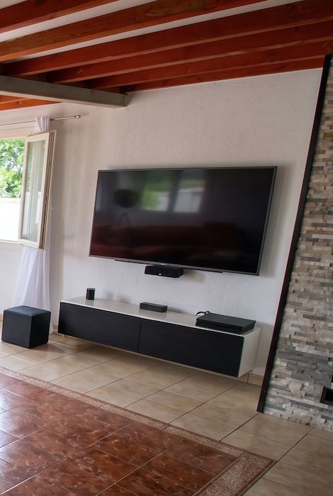 Salon Villa Jeff – espace détente canapés et grande TV