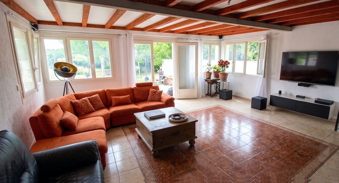 Grand salon avec poutres apparentes et TV 160 cm – Villa Jeff, Sérignan-du-Comtat