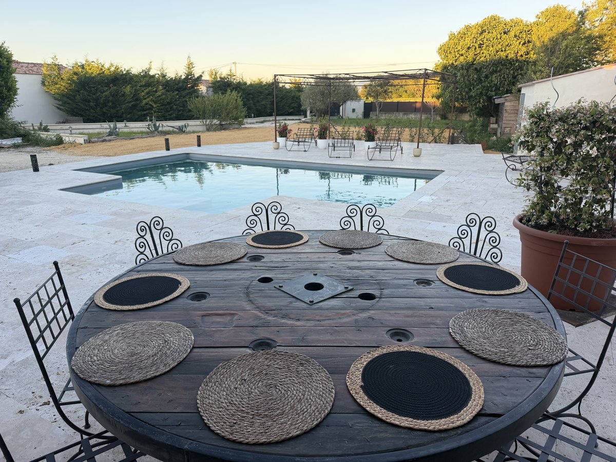Table repas extérieur en soirée face à la piscine – Villa Jeff, Provence